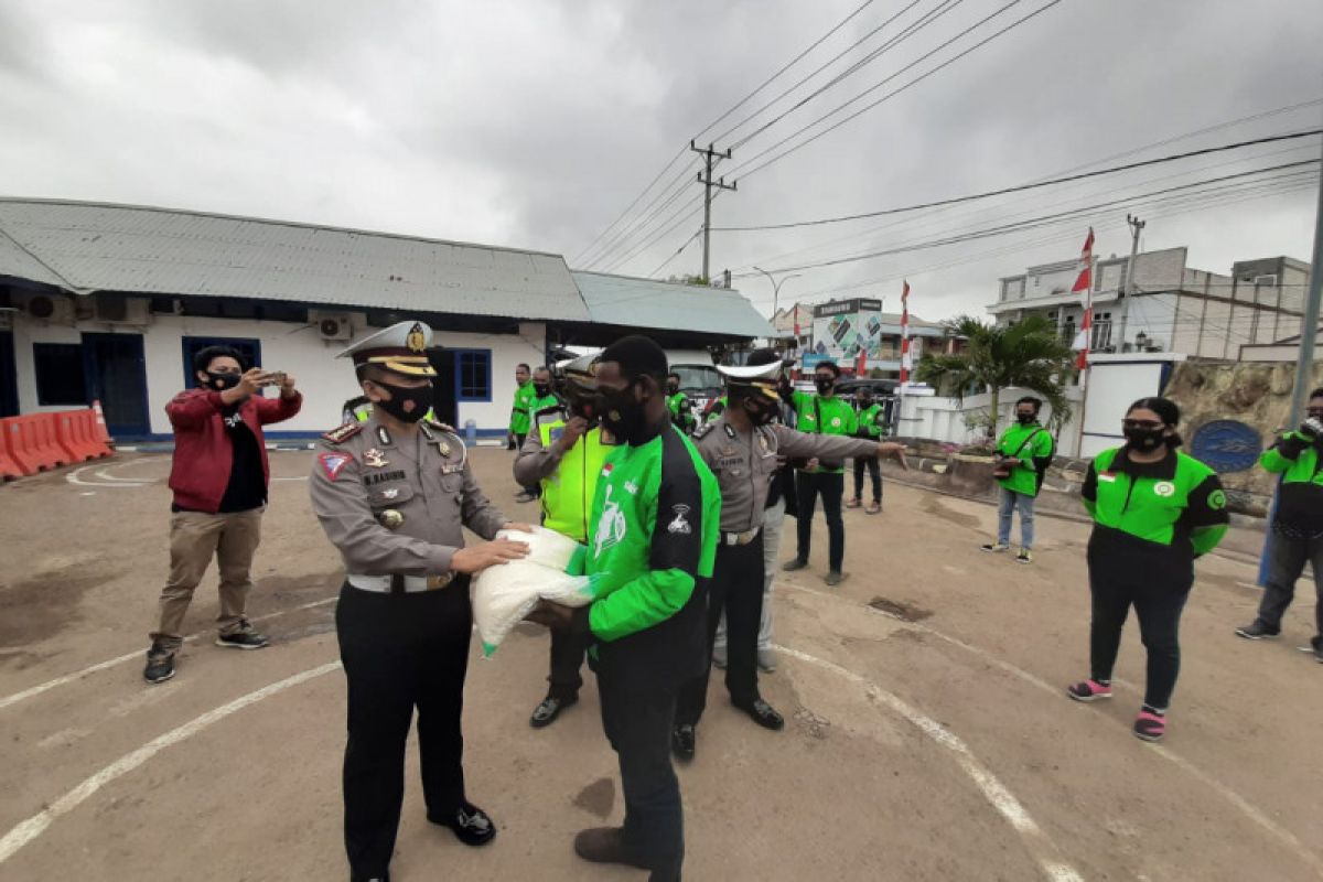 Polda Papua berikan sembako kepada driver Gojek Merauke