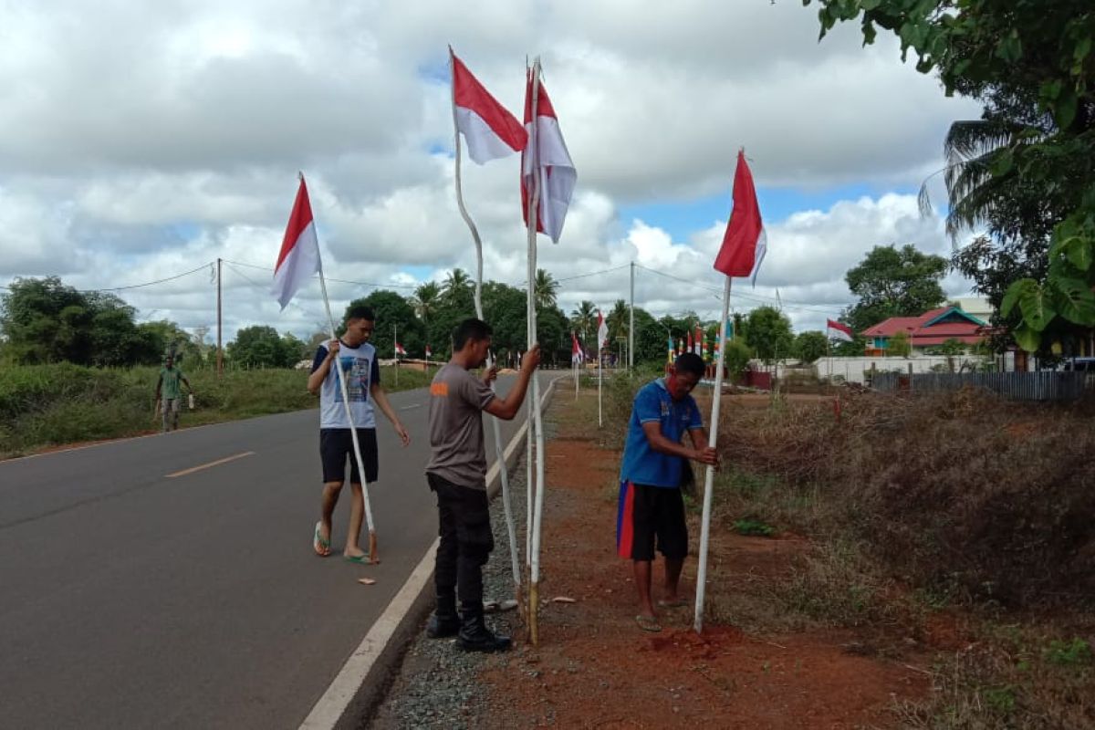 Polisi dan warga Sota pasang bendera Merah Putih di perbatasan RI-PNG