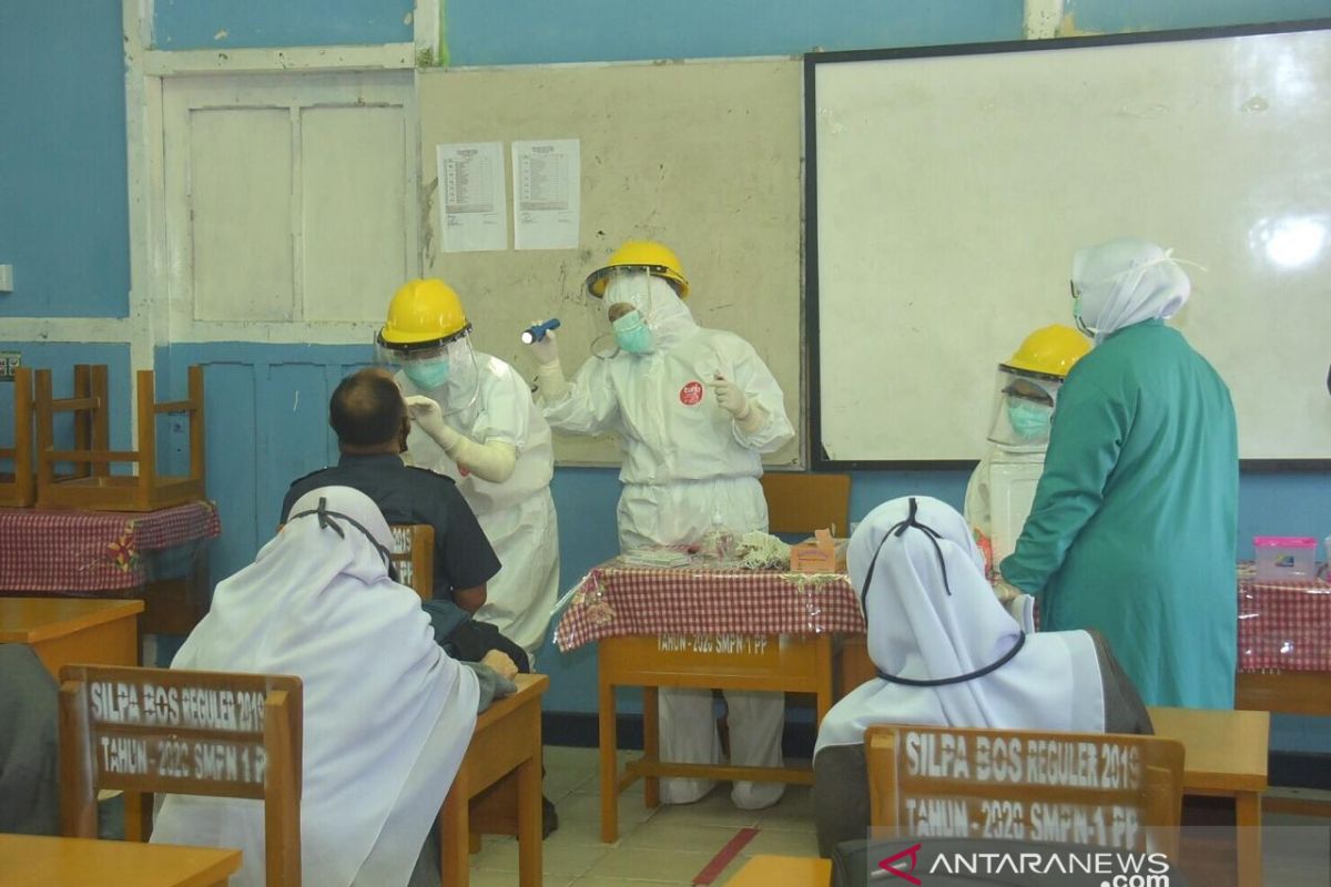 Para guru SMP di Padang Panjang ikut tes usap sebelum sekolah tatap muka dimulai