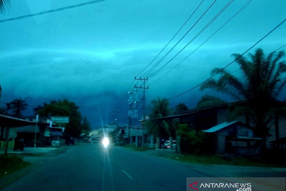 Fenomena awan hitam gegerkan warga di Aceh