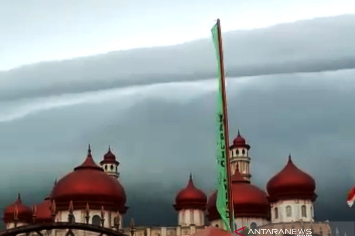 Ini penjelasan BMKG soal fenomena awan layaknya tsunami di atas langit Masjid Agung Baitul Makmur Aceh