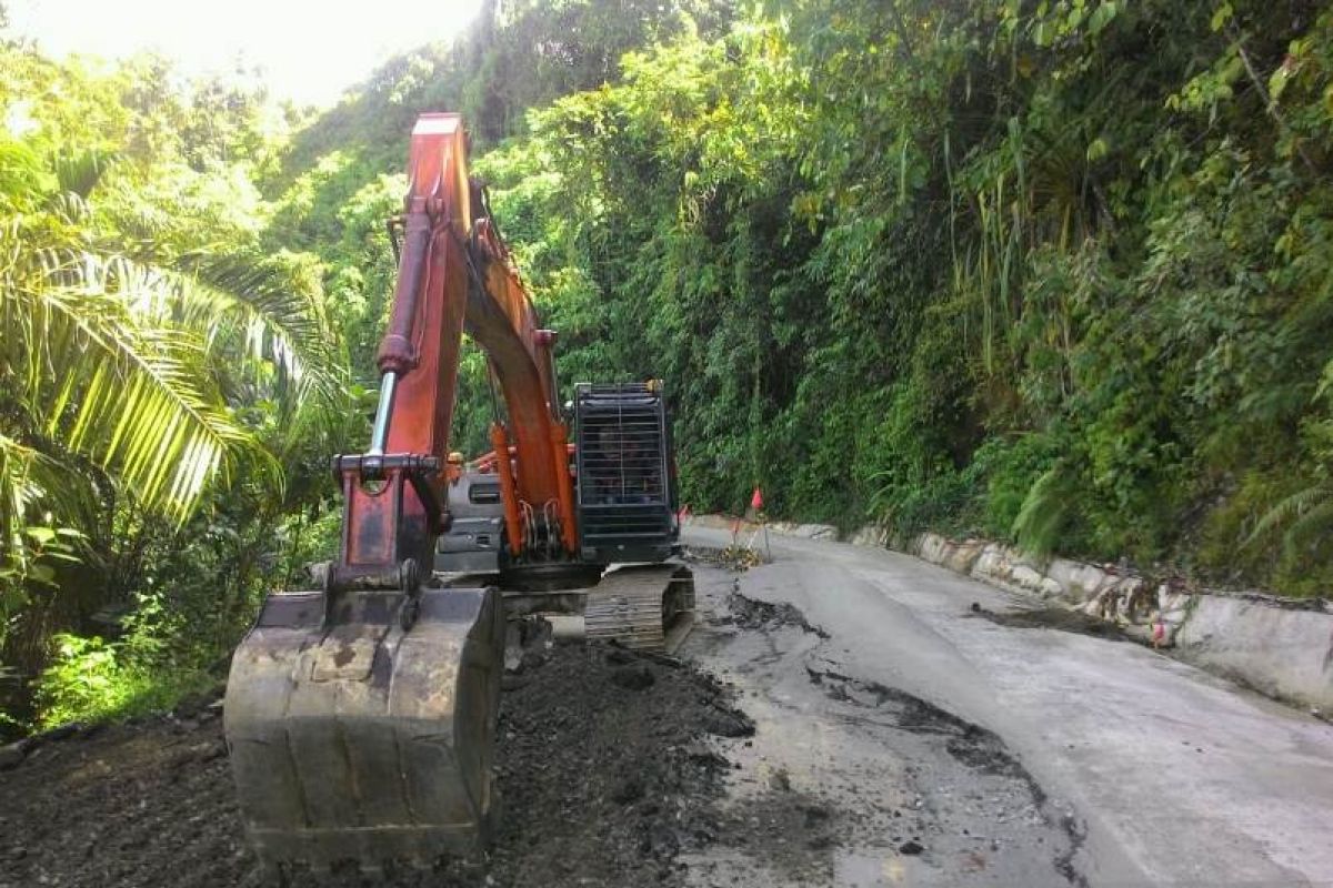 Pemkab Aceh Barat tangani kerusakan jalan akibat longsor di lintas Aceh Barat-Pidie