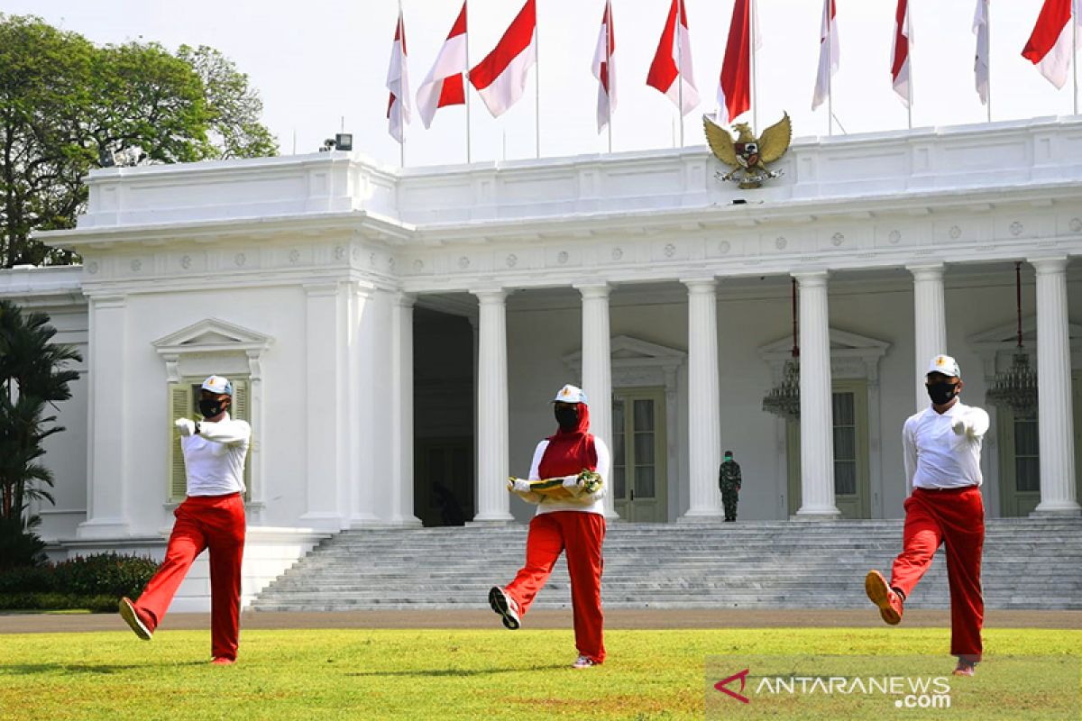 Sudin Pertamanan Jakpus siapkan bunga merah putih di bundaran BI