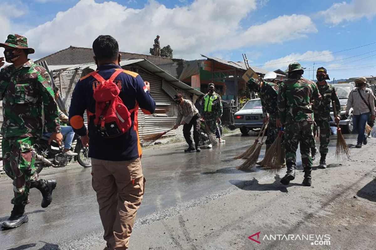 Debu vulkanik erupsi Gunung Sinabung terus dibersihkan