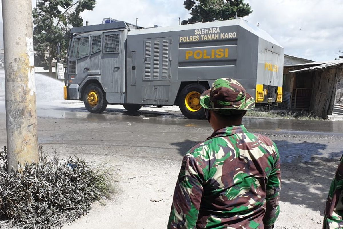 TNI-Polri bersihkan abu erupsi Sinabung