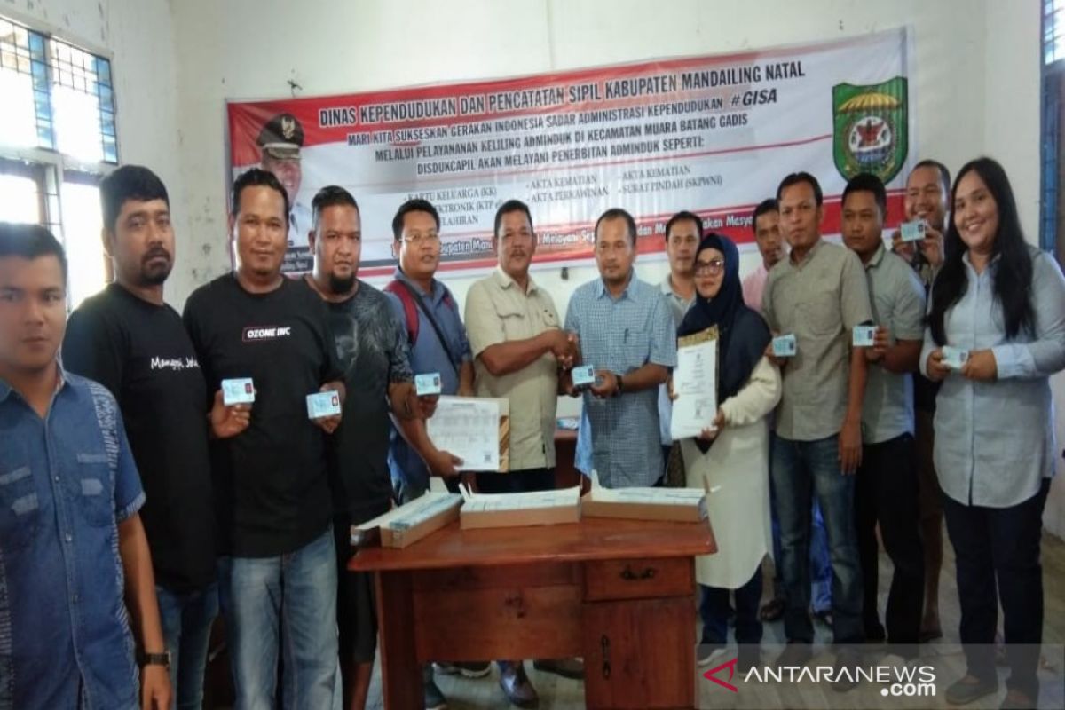 Disdukcapil Madina bagikan 1.836 keping e-KTP kepada warga Muara Batang Gadis