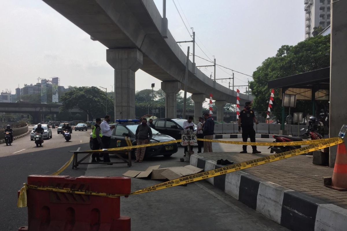 Seorang kakek meninggal dunia di pinggir jalan