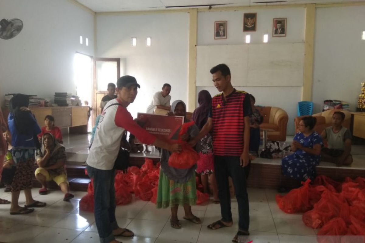 Telkomsel Serahkan CSR korban banjir di Bolsel