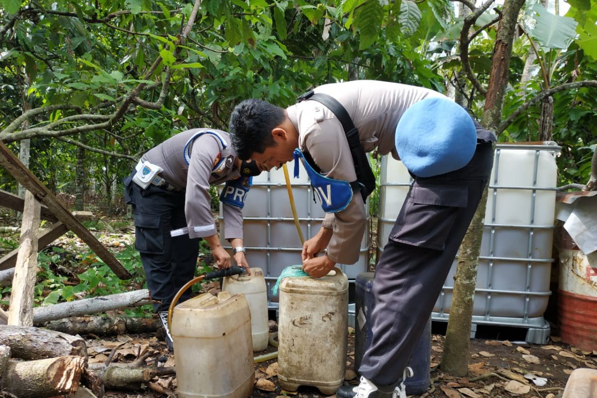 Polisi Pariaman masih kembangkan kasus penemuan ribuan liter premium oplosan