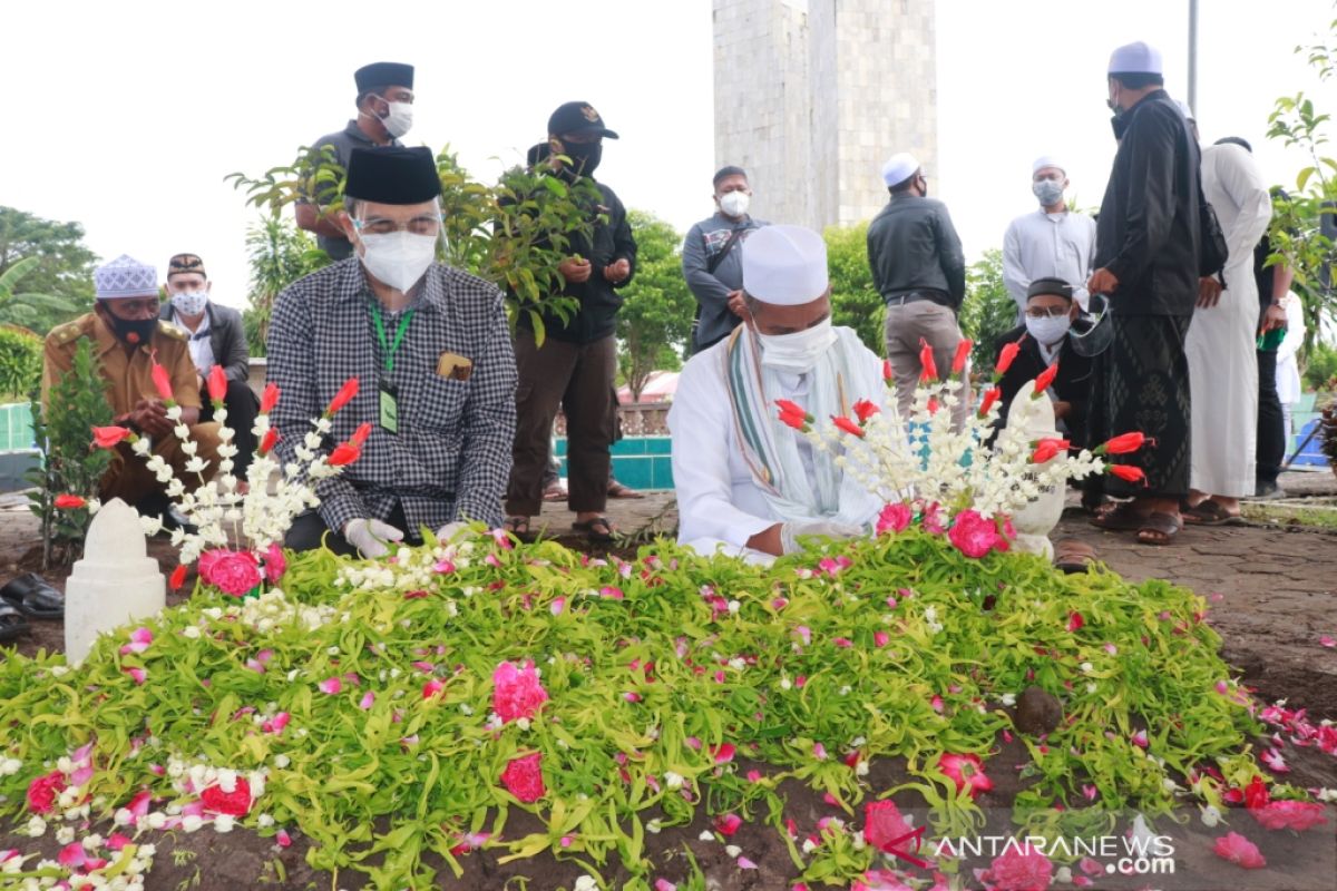 Wawali dan sekda di pusara wali kota