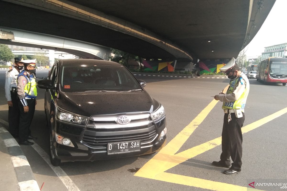 Polisi jaga tiga lokasi ganjil-genap di Jakarta Barat