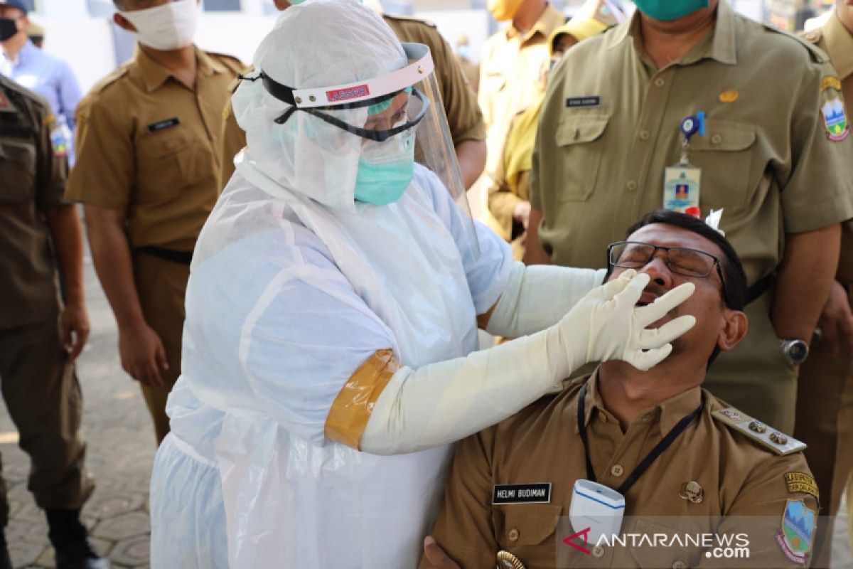 Aparatur sipil negara di Garut jalani pemeriksaan COVID-19