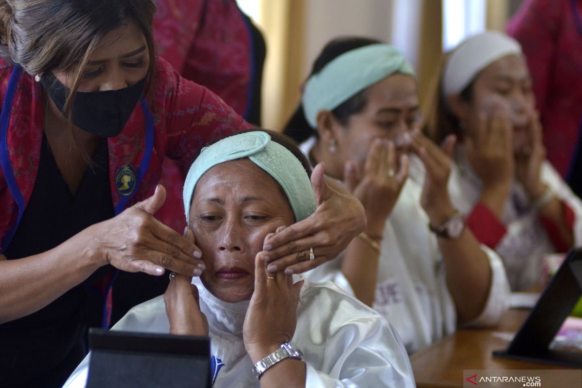 Diskerpus Pemkab Badung lakukan pelatihan tata rias