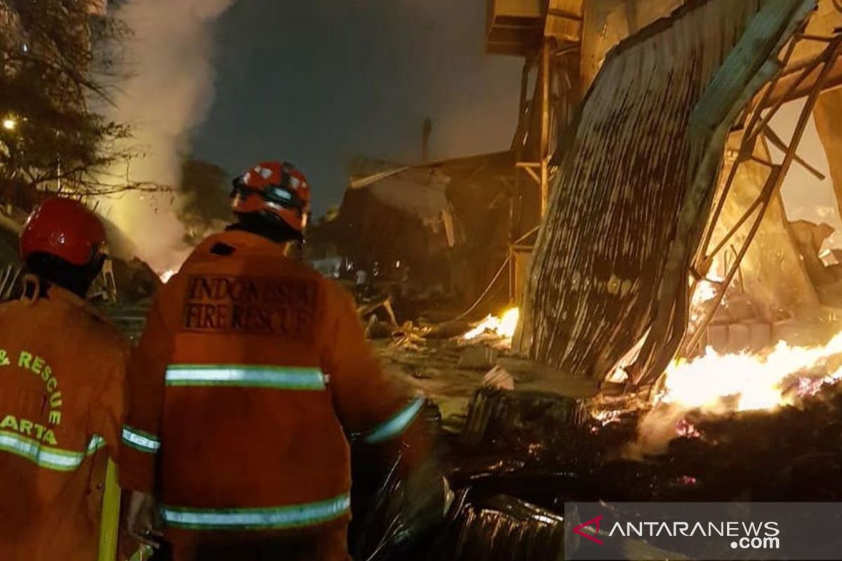 Kebakaran pabrik mebel di Cakung berlangsung 18 jam