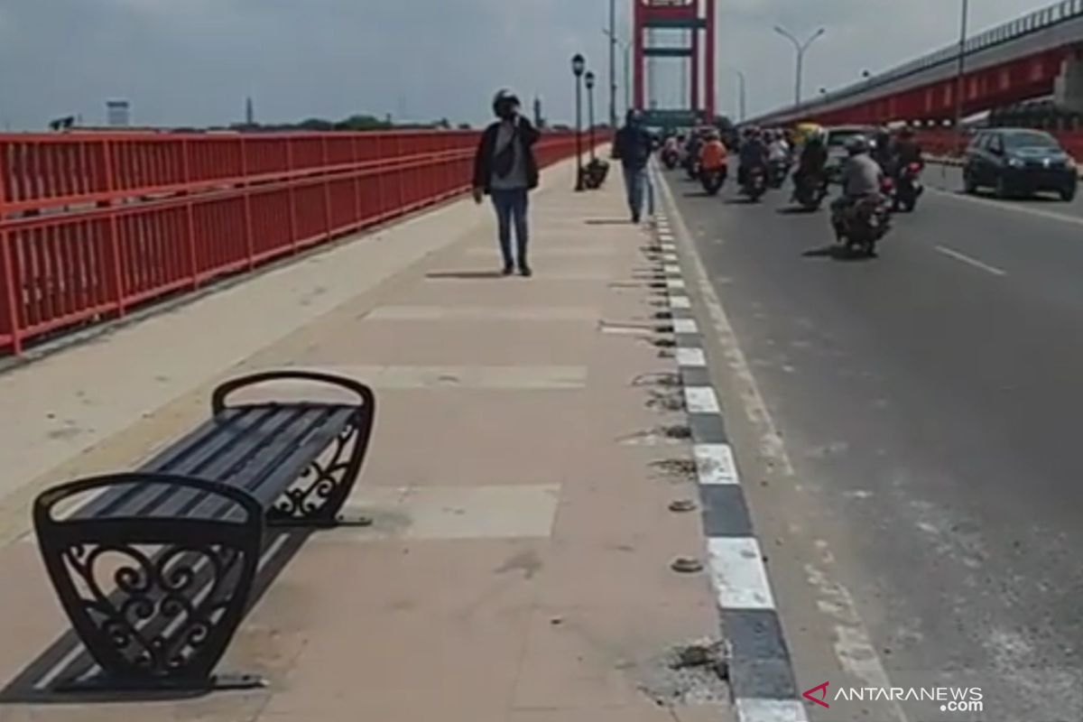 33 bolar pembatas Jembatan Ampera Palembang hilang