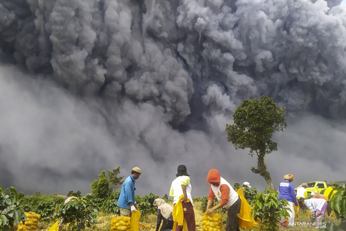 Gunung Sinabung erupsi lagi, Puskesmas Kabanjahe disiagakan 24 jam
