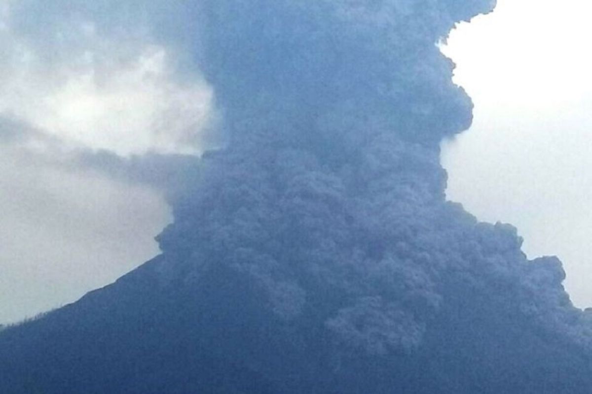 Gunung Sinabung kembali meletus, tinggi kolom abu capai 5.000 meter