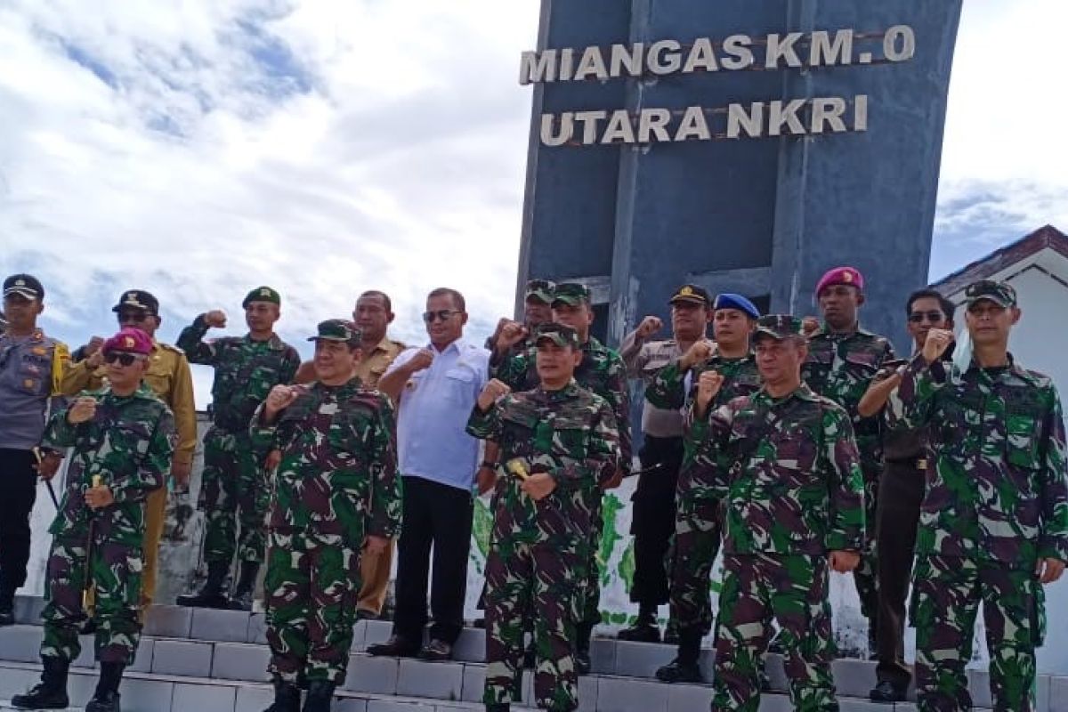 Pangdam XIII/Merdeka dampingi kepala BAIS kunjungi di Pulau Miangas