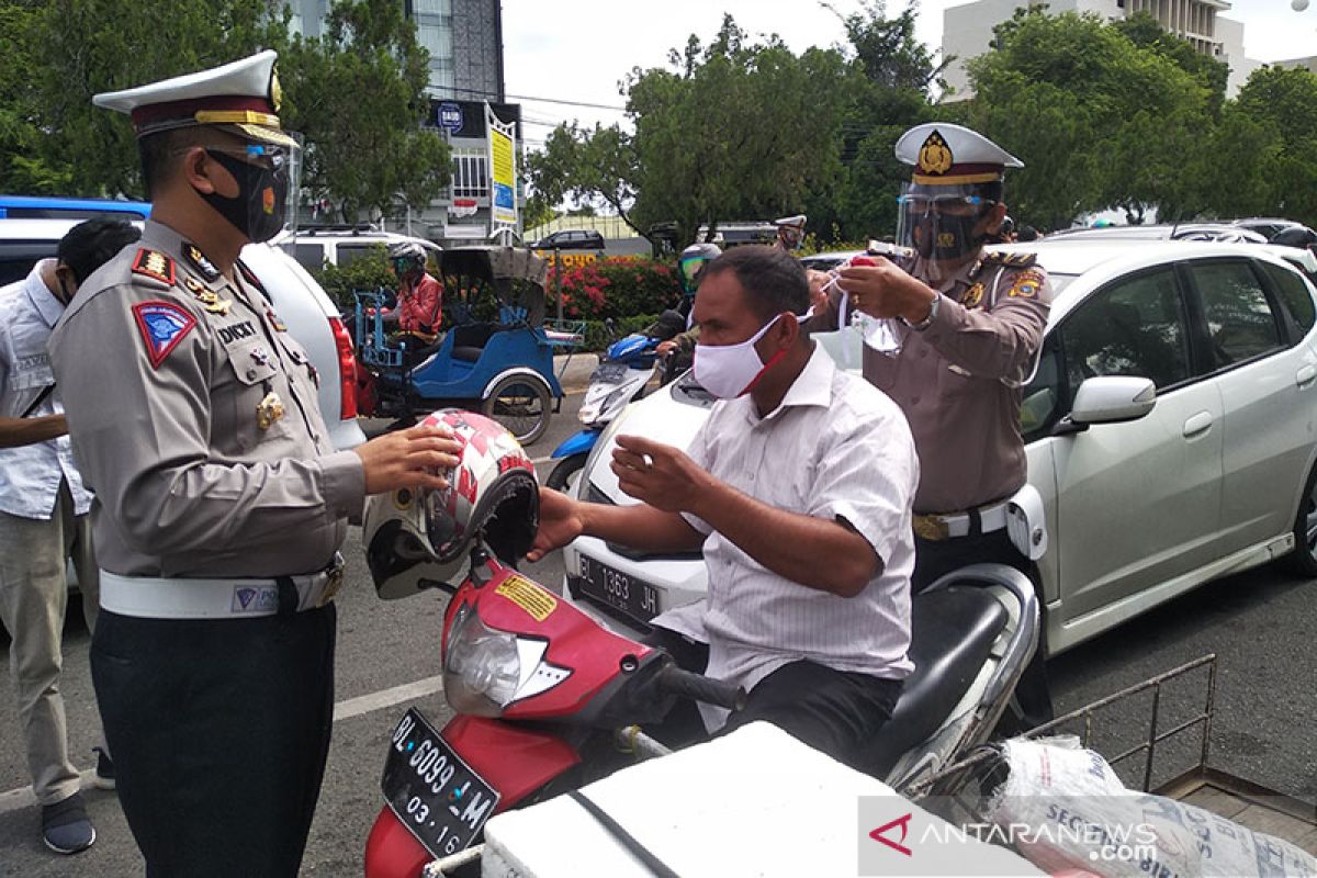 Polda Aceh sosialisasikan protokol kesehatan kepada pengguna jalan