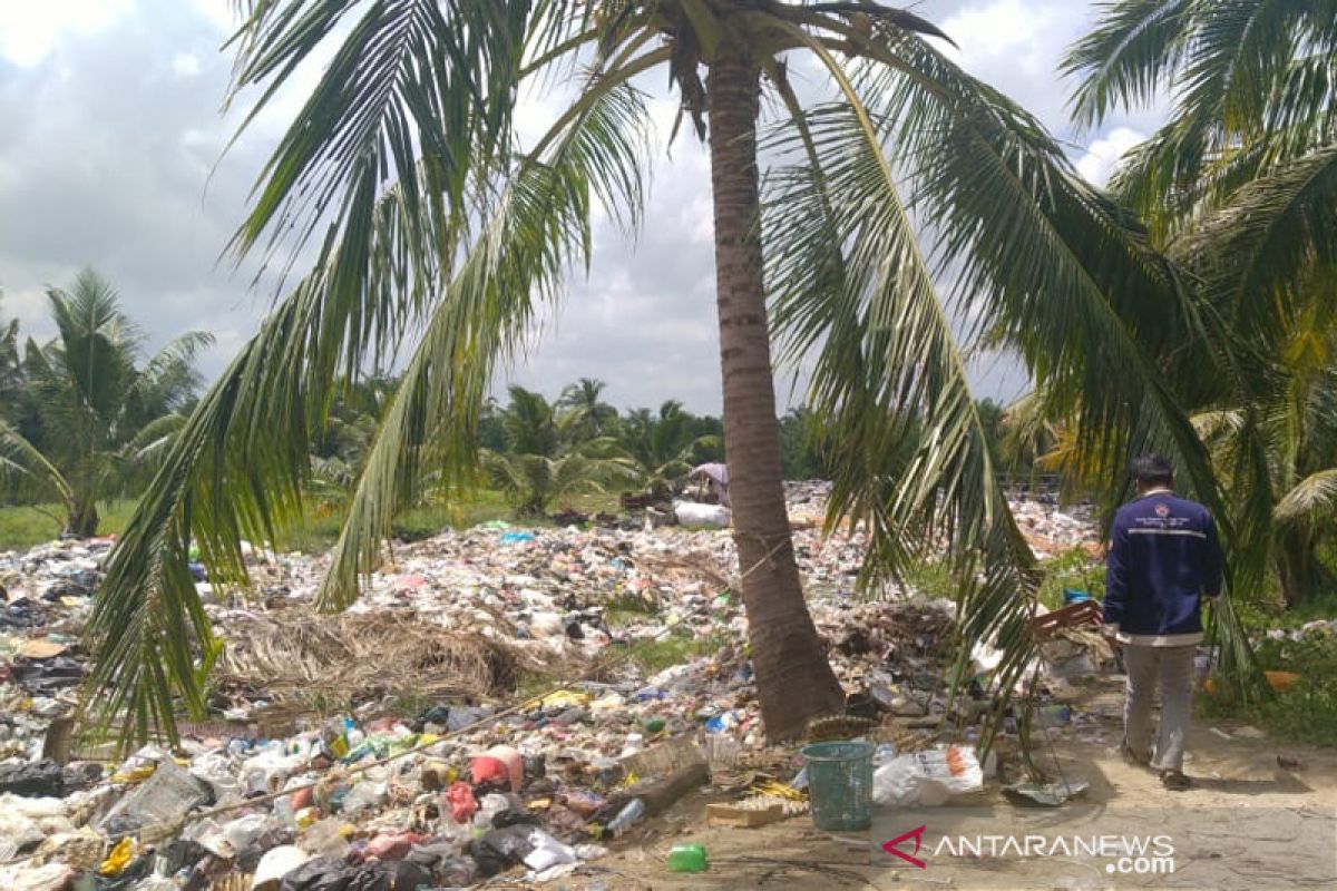 Timbunan sampah di Kampung Bahari, warga terganggu bau busuk