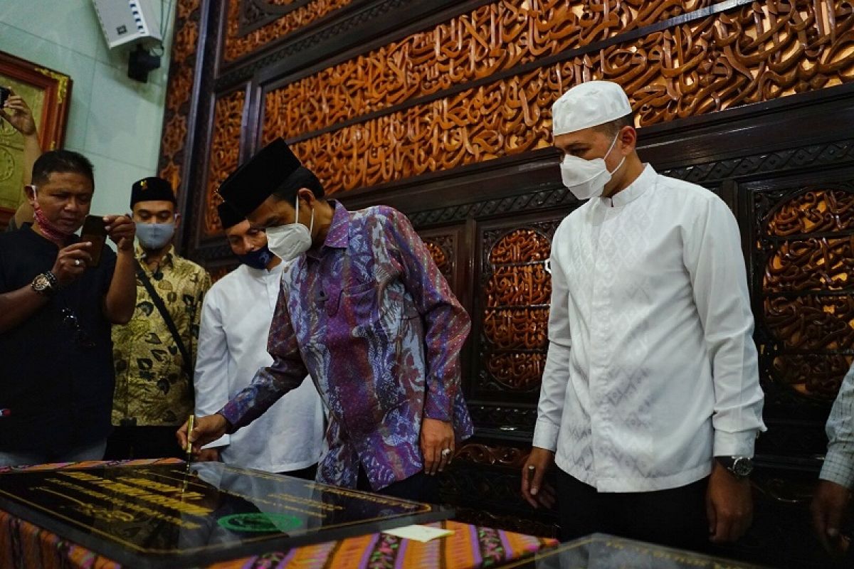 Wagub Sumut dan  Ustaz Abdul Somad teken prasasti pembangunan masjid dan rumah tahfizh