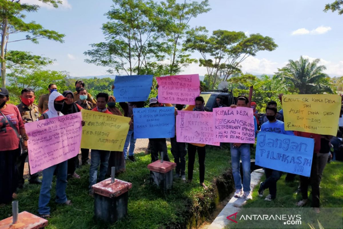 Datangi bupati, warga Rawa Indah Seluma tuntut kades dicopot