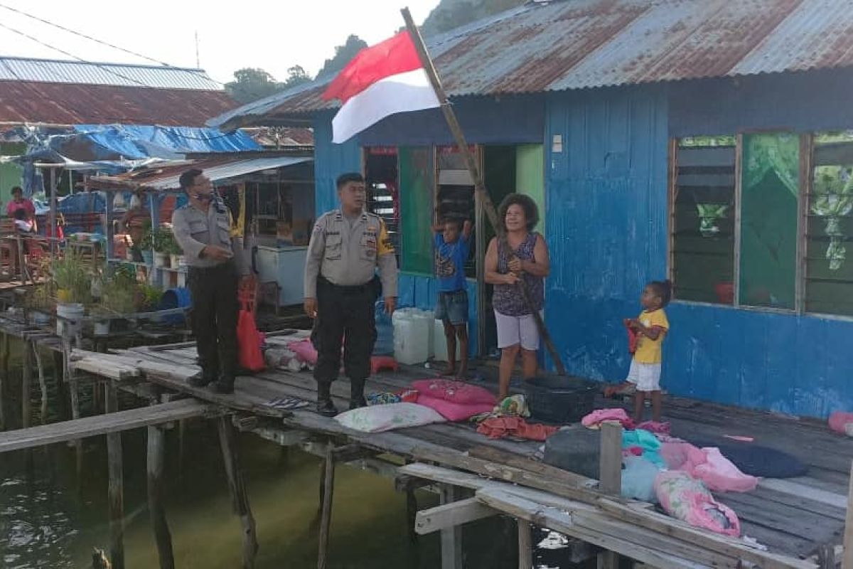 Polresta Jayapura bagi bendera Merah Putih ke warga semarakkan HUT RI