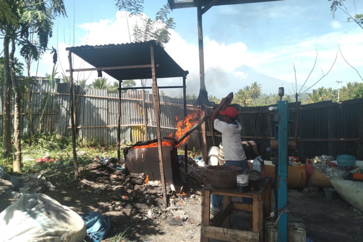 In Luak Limopuluah, plastic waste can be processed into paving blocks