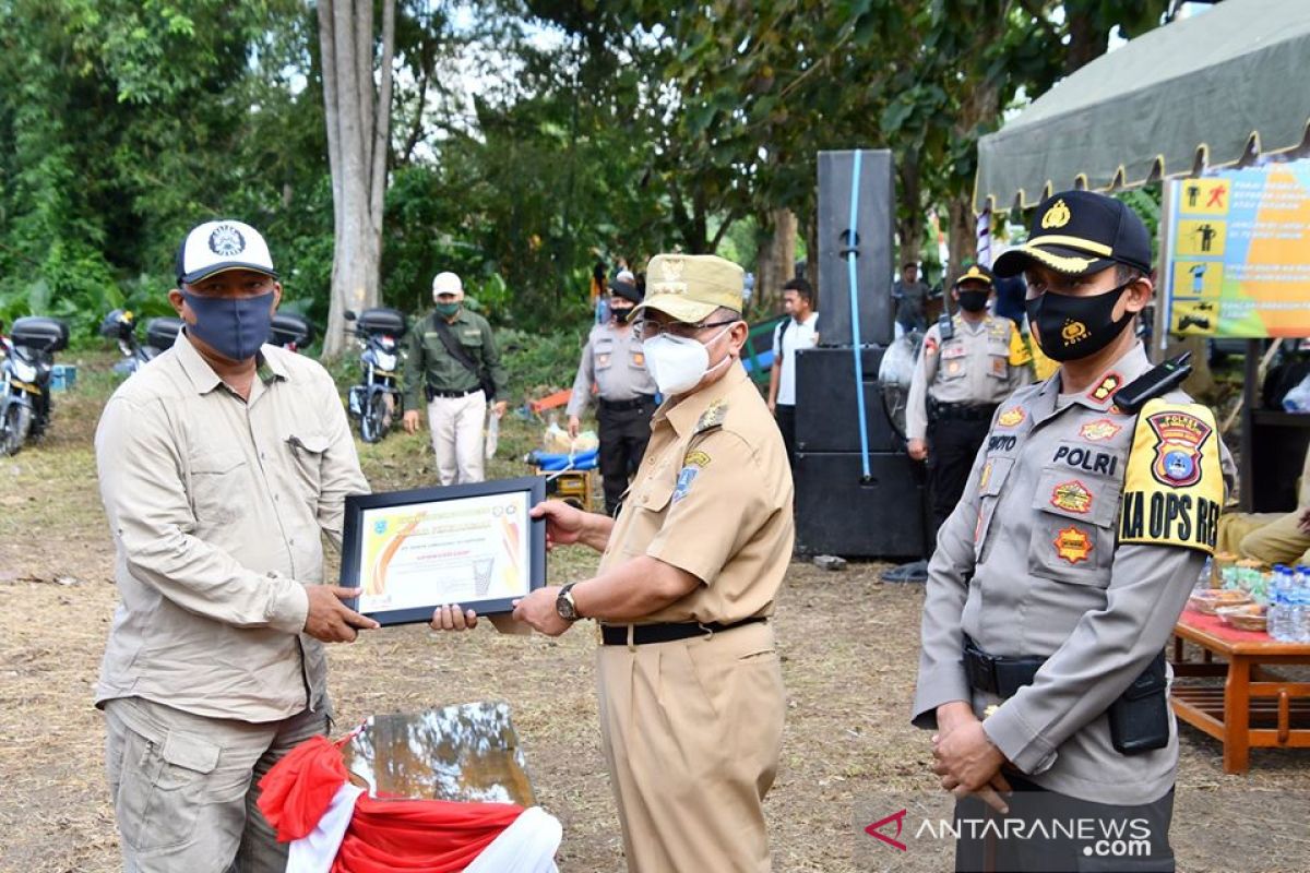 PT SLS terima piagam penghargaan dan serahkan bantuan peralatan pemadam