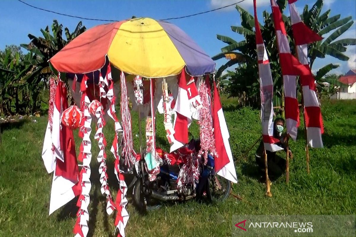 Penjual bendera di Kapuas keluhkan sepinya pembeli