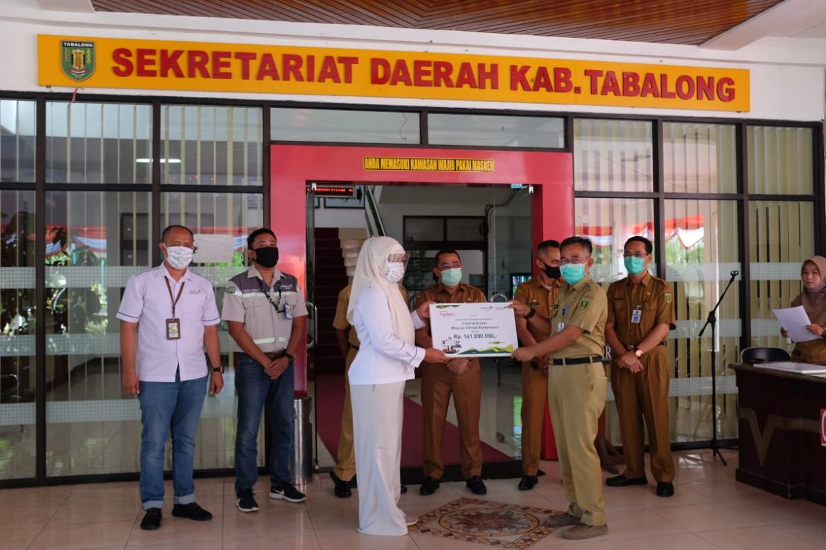 Adaro hands over three ventilators to Tanjung Hospital