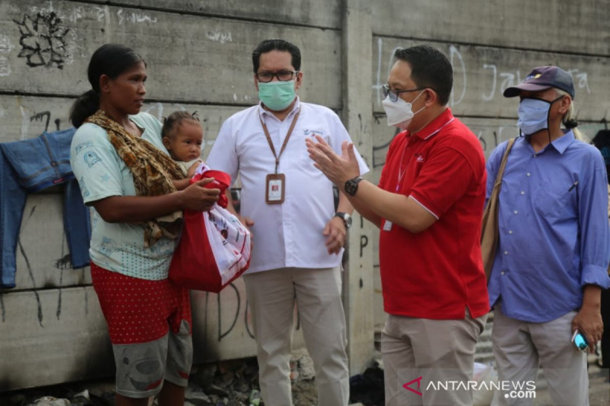 Kemensos salurkan paket sembako bagi warga miskin di bantaran rel