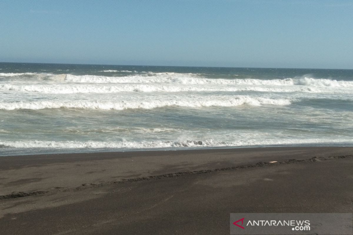 Bantul ingatkan pengunjung bahaya ombak pantai mulai dari retribusi