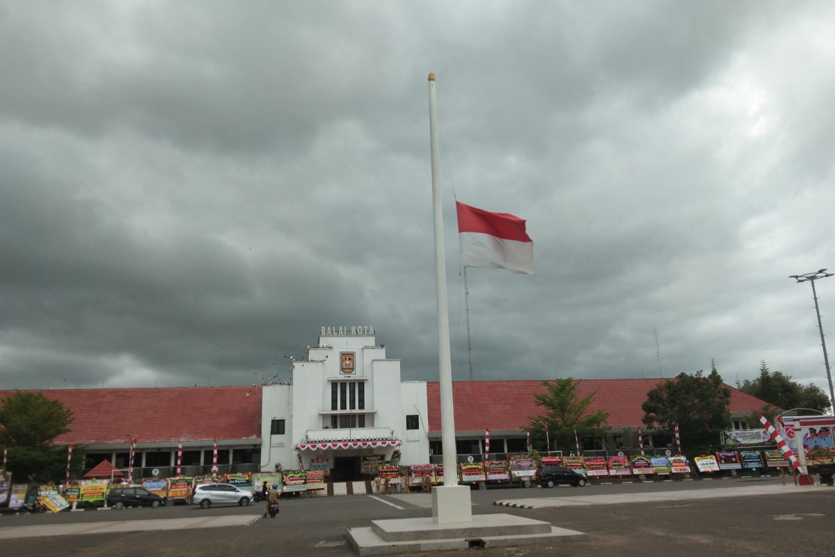 Kibarkan bendera setengah tiang tanda penghormatan almarhum Nadjmi Adhani