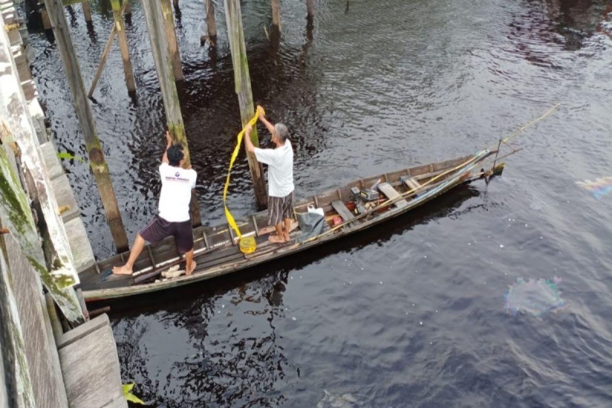 Kapal bermuatan ekskavator terbalik di Sungai Mentangai setelah tabrak jembatan