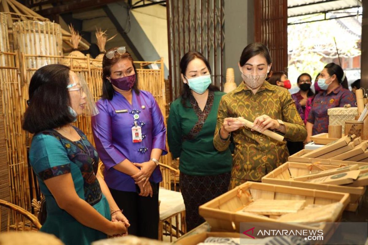 Berkat medsos, produk anyaman Gianyar tembus ke Spanyol dan Italia