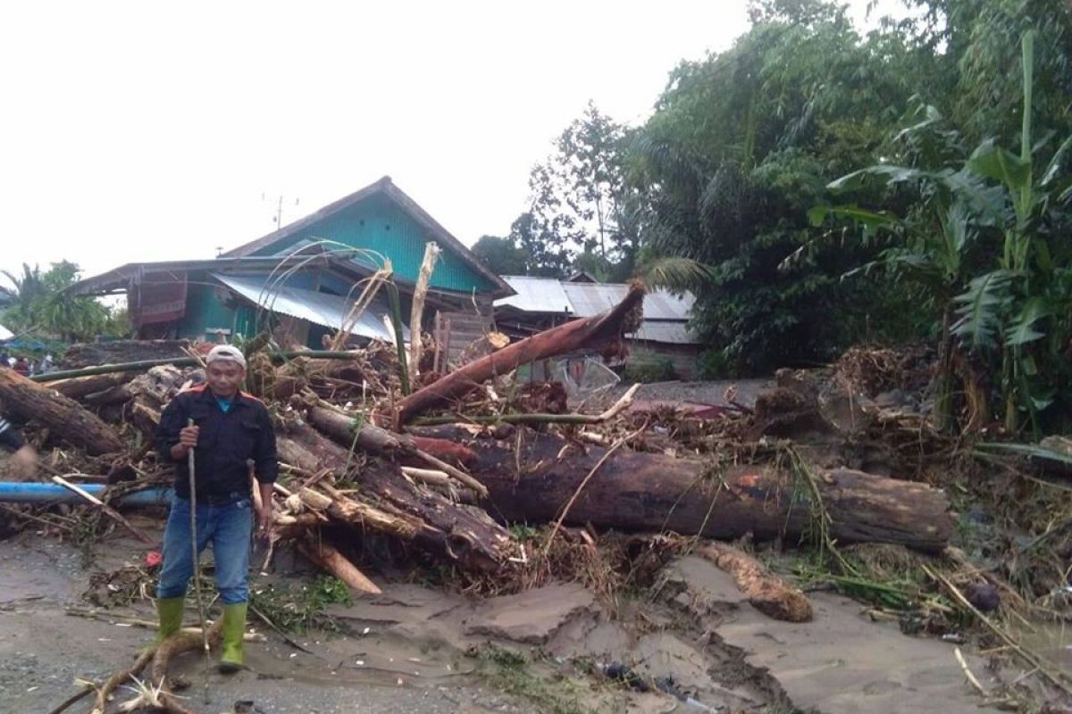 Camat: Pengungsi korban banjir Kulawi  butuh air dan selimut