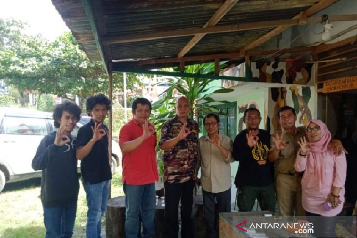 FKPPI Kendari-komunitas penyelam kibarkan Merah Putih di bawah laut