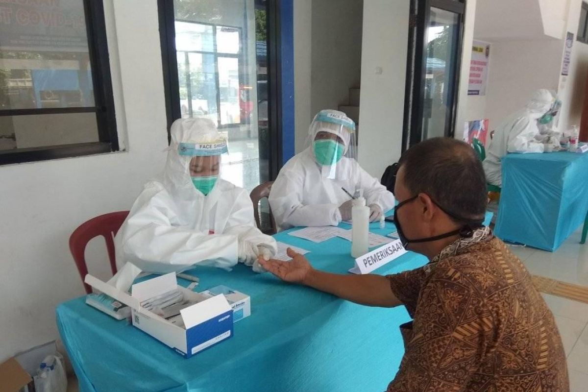 Karyawan terminal bus Mandala Lebak  ikuti tes cepat COVID-19