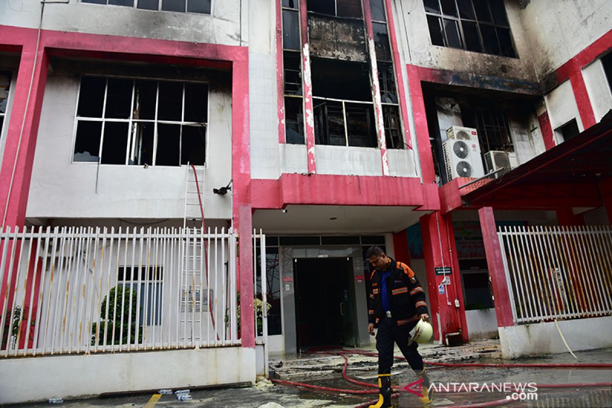 Gedung Telkom di Pekanbaru  terbakar akibatkan jaringan pelanggan Kepri ikut lumpuh