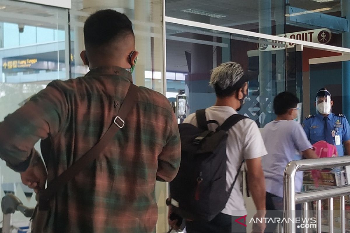 Bandara Depati Amir Pangkalpinang wajibkan pengunjung gunakan masker