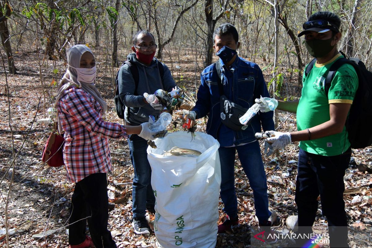 Wartawan NTT gelar bersih sampah di TWA Camplong