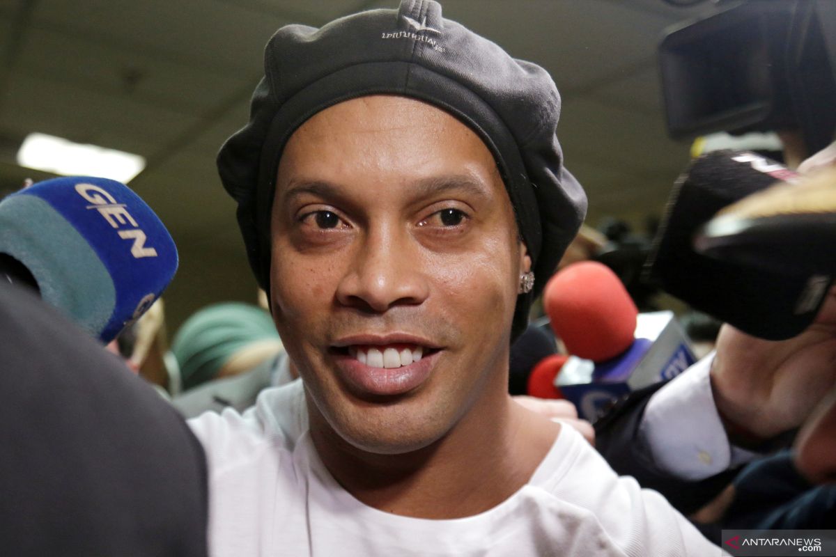 Baru bebas dari penjara akibat paspor palsu, Ronaldinho langsung gelar pesta dengan model