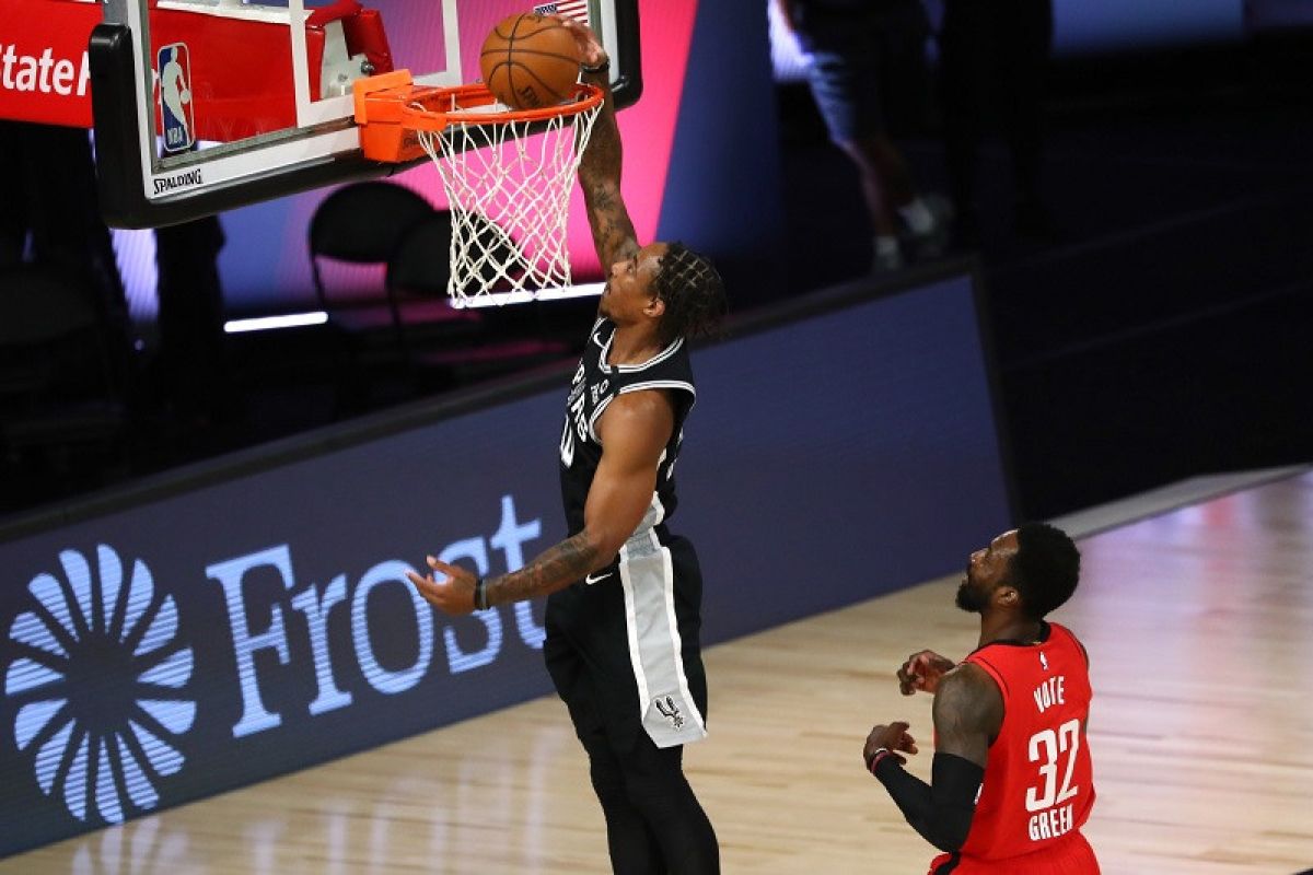Spurs menjaga asa playoff usai kalahkan Rockets 123-105