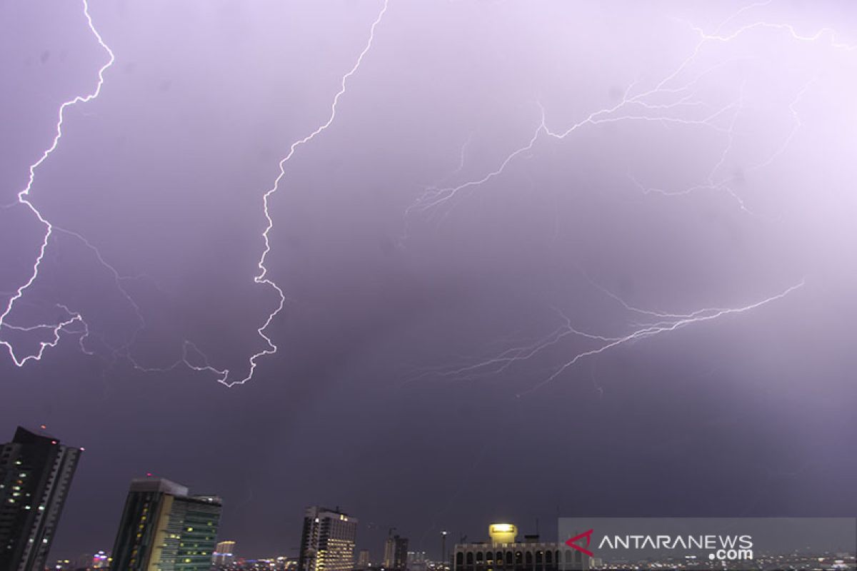 Waspadai hujan petir di tiga wilayah Jakarta pada Rabu siang