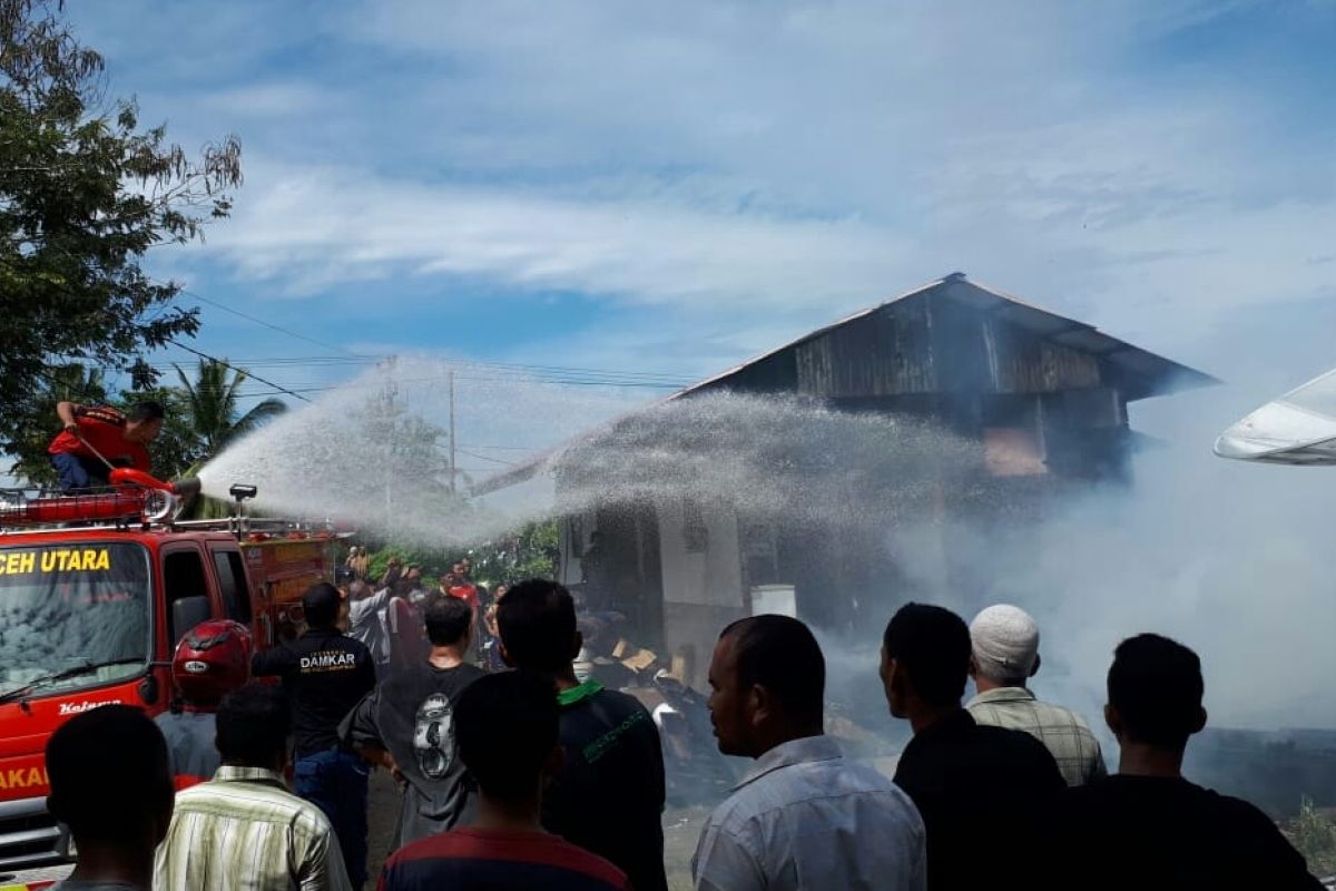Ditinggal bekerja, dua unit rumah kayu di Aceh Utara terbakar