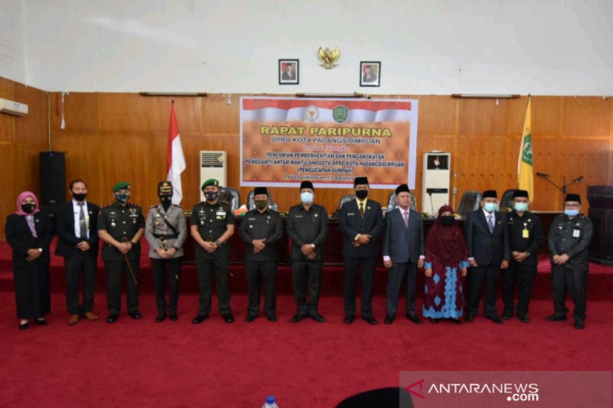 Wali Kota Padangsidimpuan hadiri pelantikan PAW Anggota DPRD