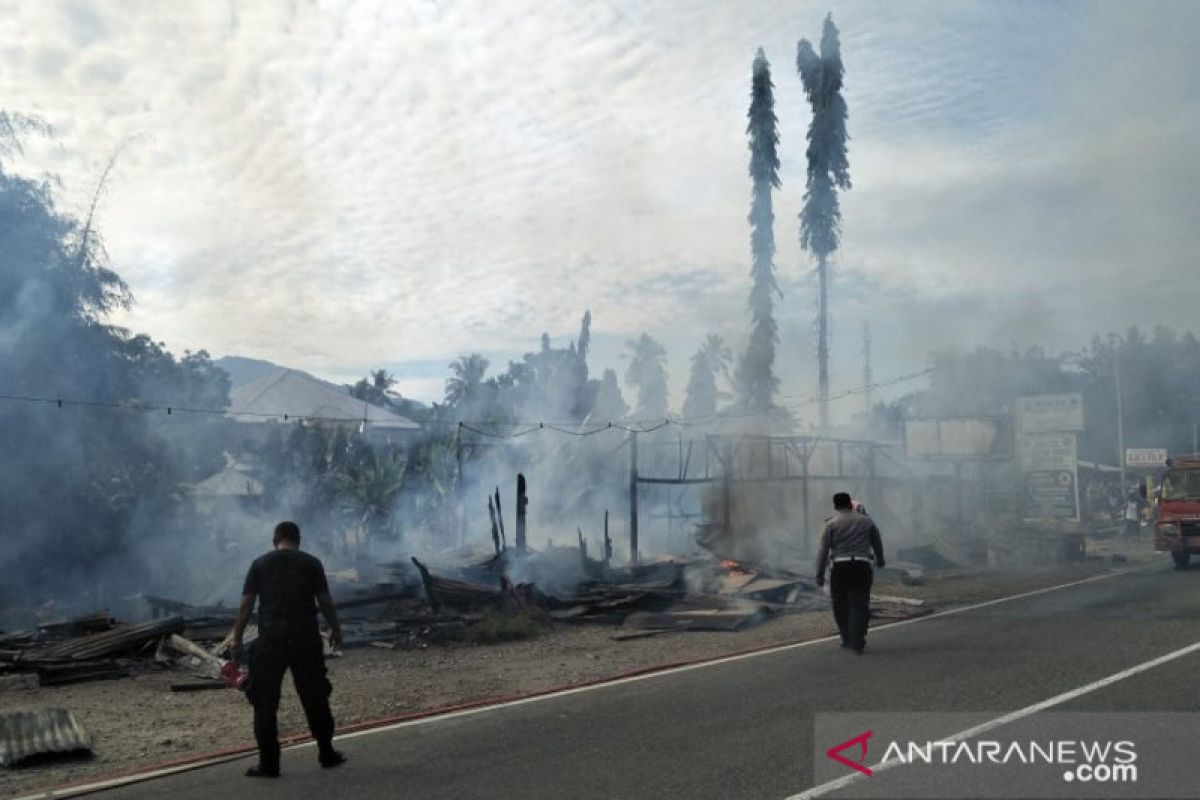 Tujuh kios di Lubuk Alung Padang Pariaman terbakar, lalu lintas Padang-Bukittinggi sempat terganggu