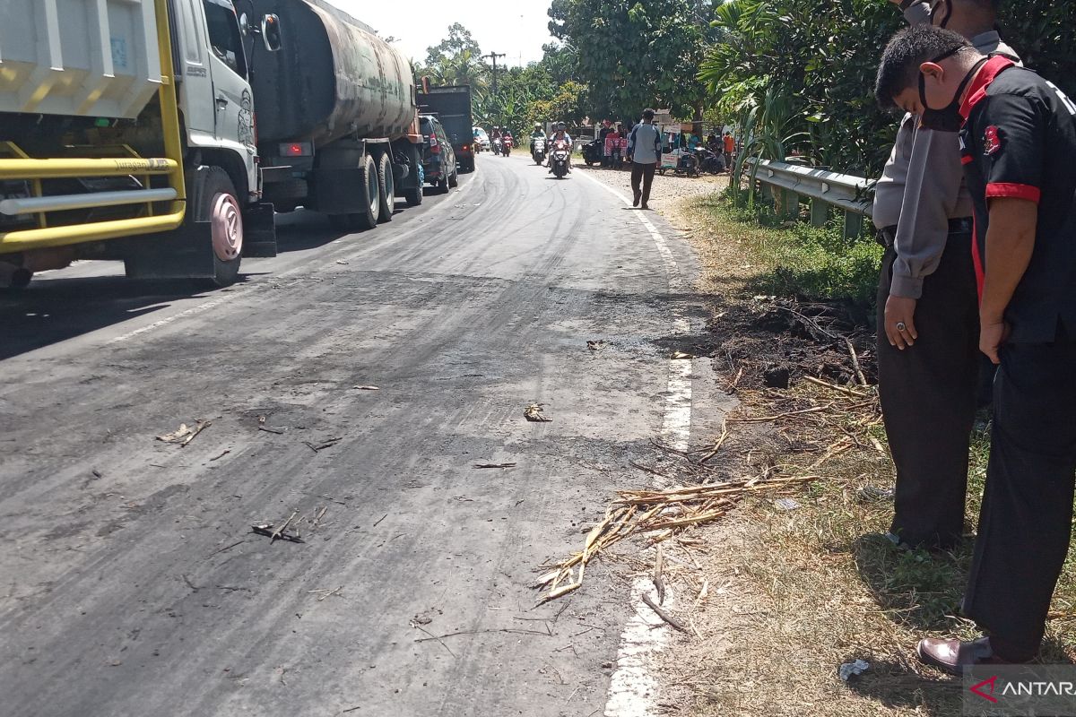 Ulah warga bakar ban di jalan, lalu lintas Padang-Pasaman Barat macet sepanjang 4 kilometer (Video)