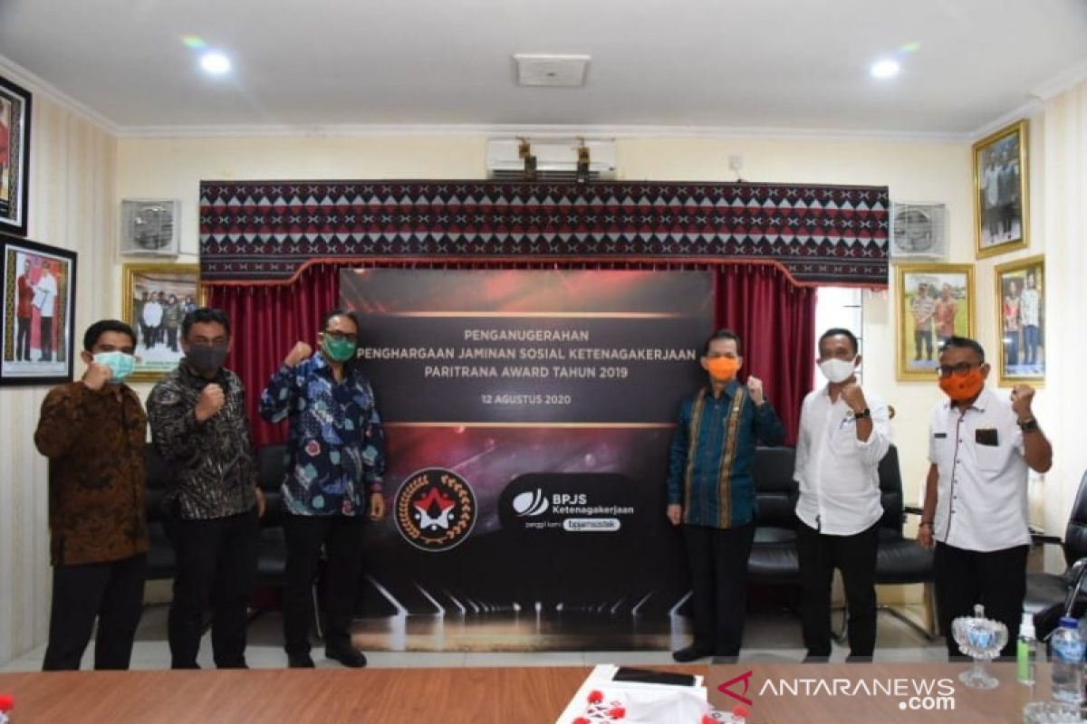 Wakil Presiden RI anugerahkan Paritrana Award 2019 kepada Bupati Tapsel